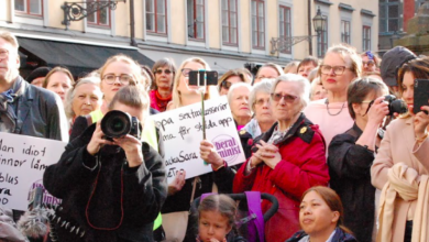 İsveçte binlerce kadın cinsel saldırıya karşı sokaklarda